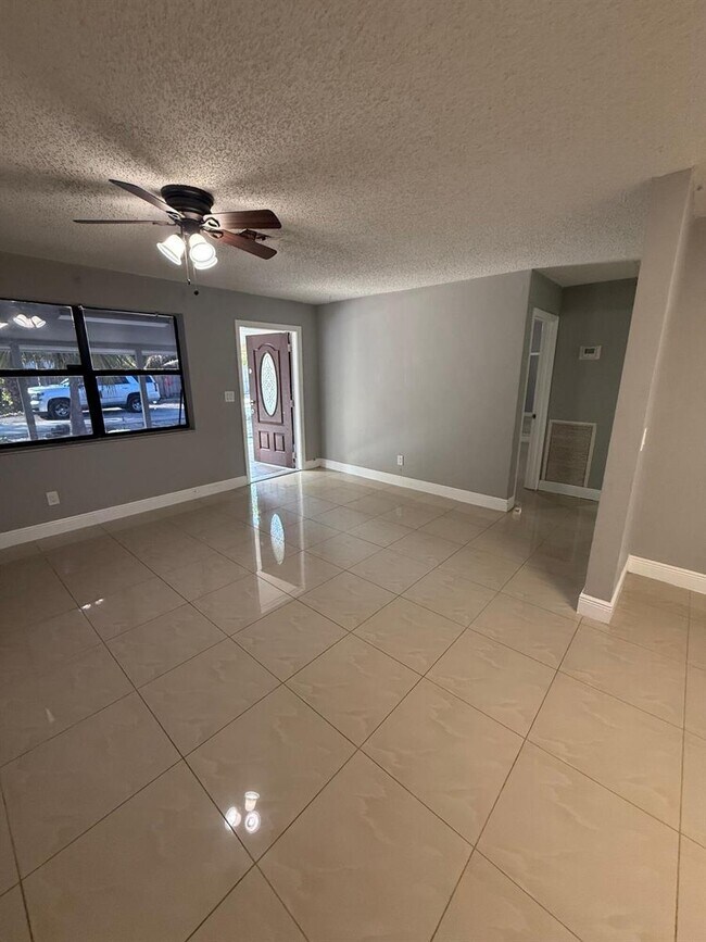 Foto del edificio - 5163 Club Rd