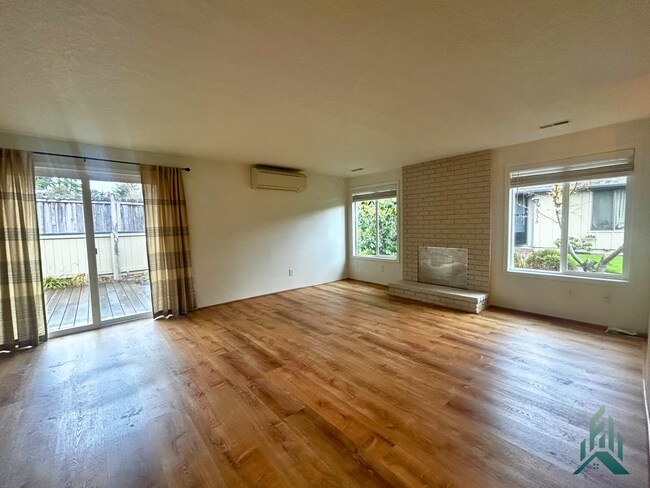 Foto del edificio - 2 Bed / 2 Full Bath Single-Level Townhome in Timberhill