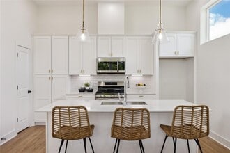 Building Photo - 835 Rachel St