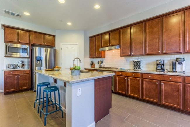 Cocina - 16740 San Dimas Ln