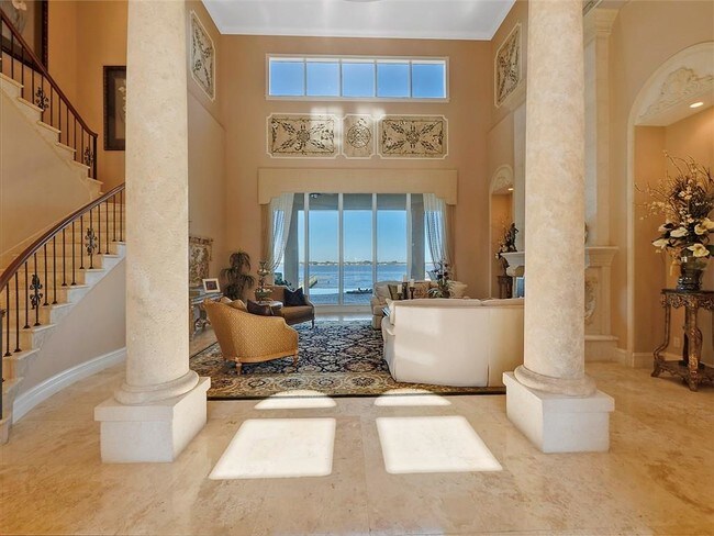 Foto del edificio - 801 SE Riverside Dr