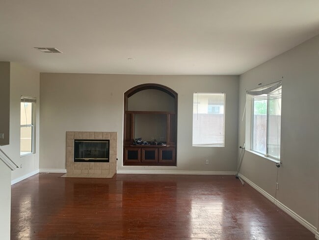 Building Photo - Coming SOON...............4BR/2.5BA Townho...