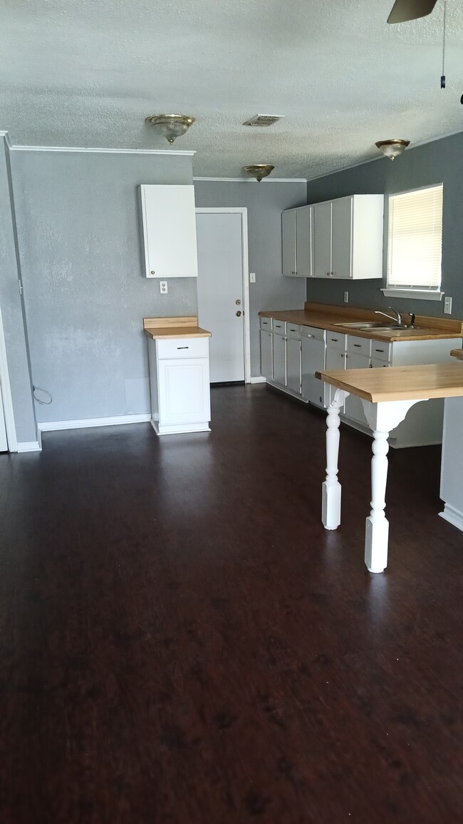 Building Photo - 23 Parkland Cir