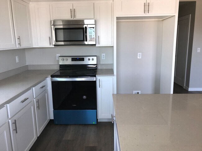 Foto del edificio - 3 bed/2 bath Craftsman Style Home, Private Development!!