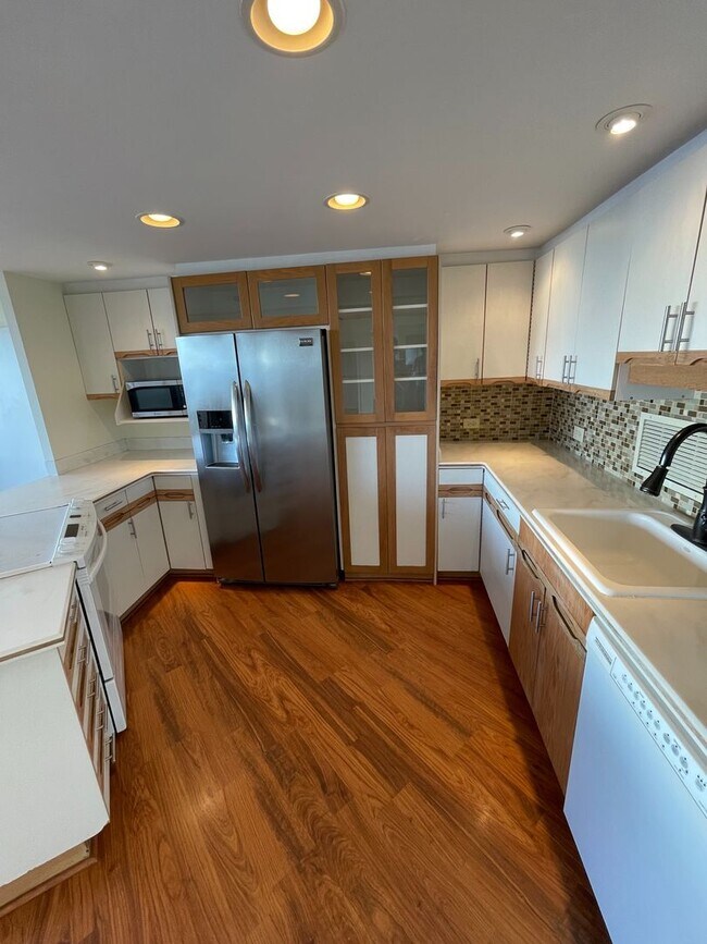 Building Photo - SPACIOUS 1 Bed 1.5 Bath 1 Parking w/ Amazi...