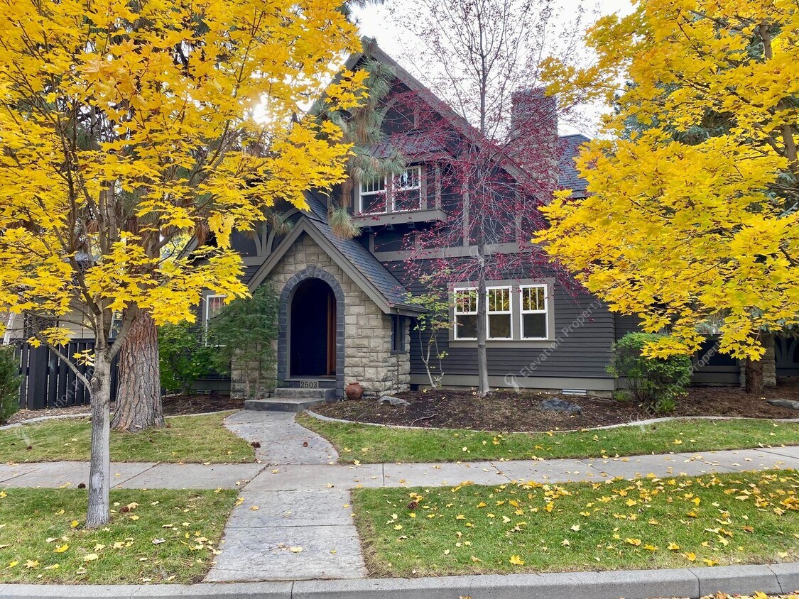 Foto principal - Northwest Crossing Gem! Bonus Office and Family Room