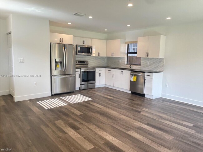 Foto del edificio - 3 br, 2 bath House - 1061 NW 31st St # 1