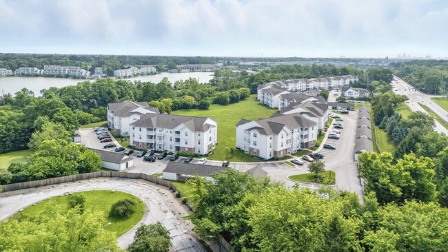 Salga al aire libre y disfrute de los espacios verdes creados para usted. - Riverchase Apartments