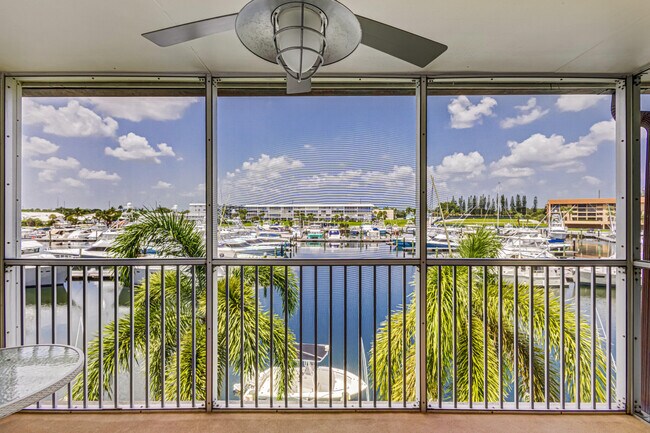 Foto del edificio - 37 Yacht Club Dr