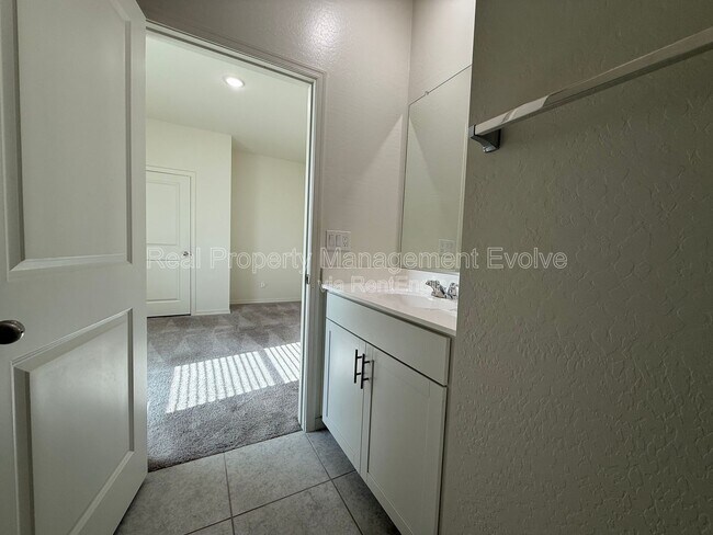 Foto del edificio - 4710 N 194th Dr