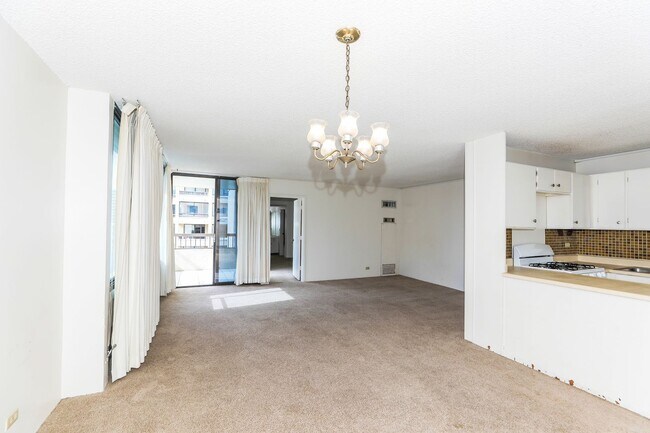 Foto del edificio - Aloha Towers - 2 bedroom, 2 bath corner unit with 1 covered parking stall