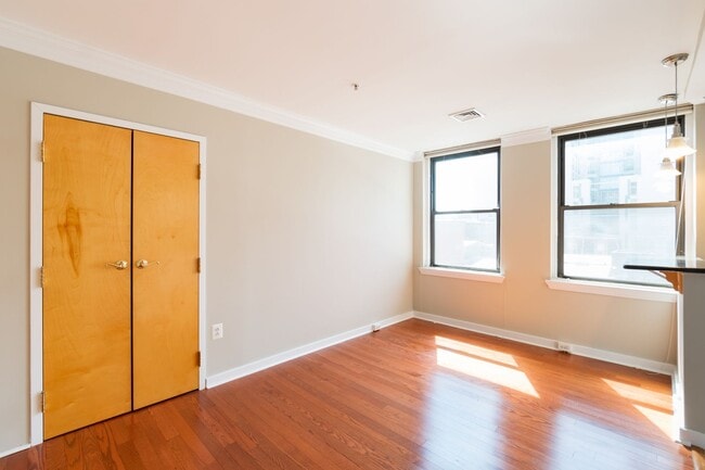 Building Photo - One Bedroom Rittenhouse Condo