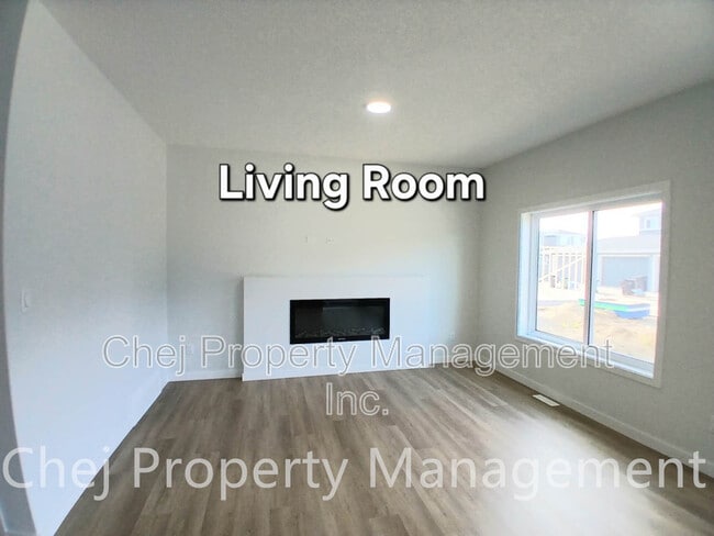 Photo du bâtiment - 16519-16520 20 Ave SW