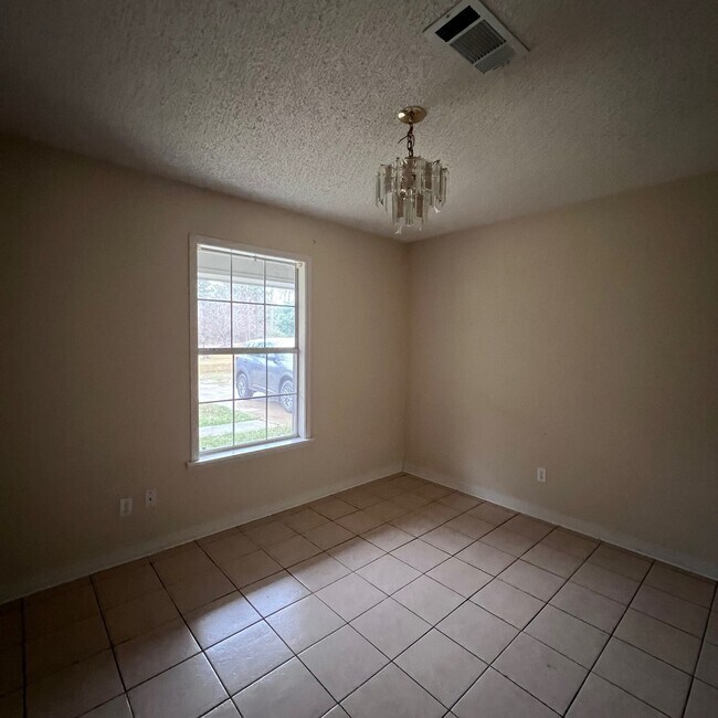 Building Photo - 161 Pinehill Mnr