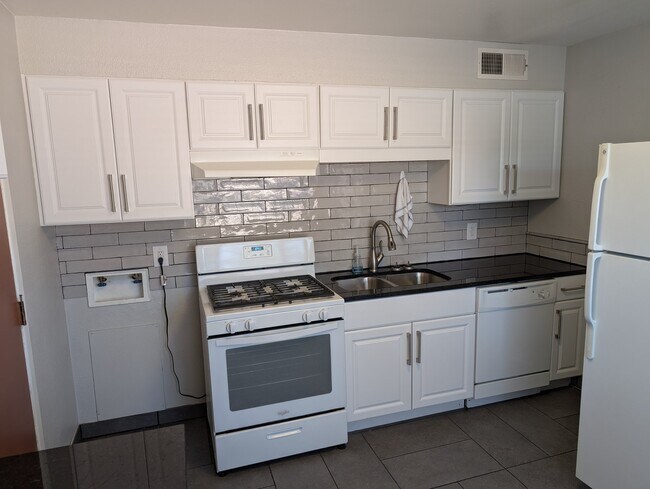 Building Photo - 10204 Candelaria Rd NE