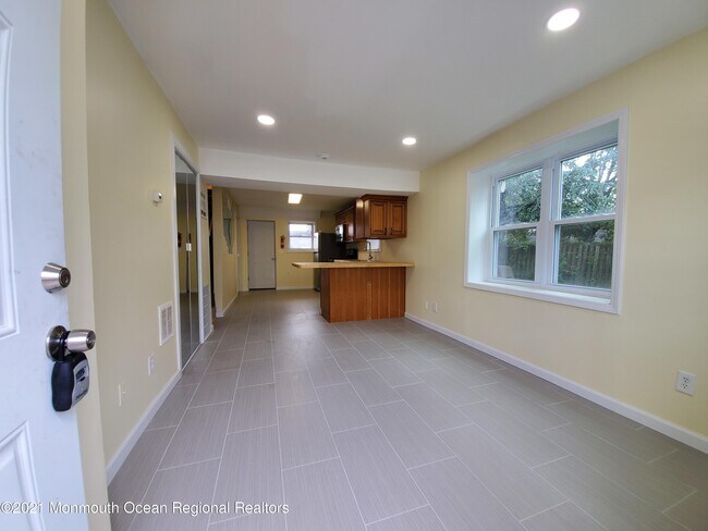 Building Photo - 37 Beachway Ave