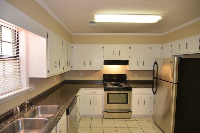 Building Photo - Beautiful Home w/ DOUBLE Car Garage!
