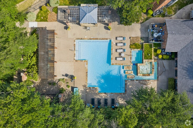 Resort-style Swimming Pool & Sundeck - Chateau on the River Apartments