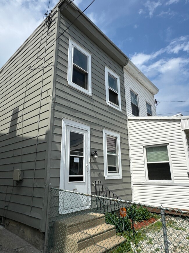 Building Photo - 4638 James St