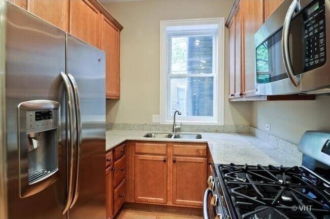 Kitchen - 1818 W Superior St