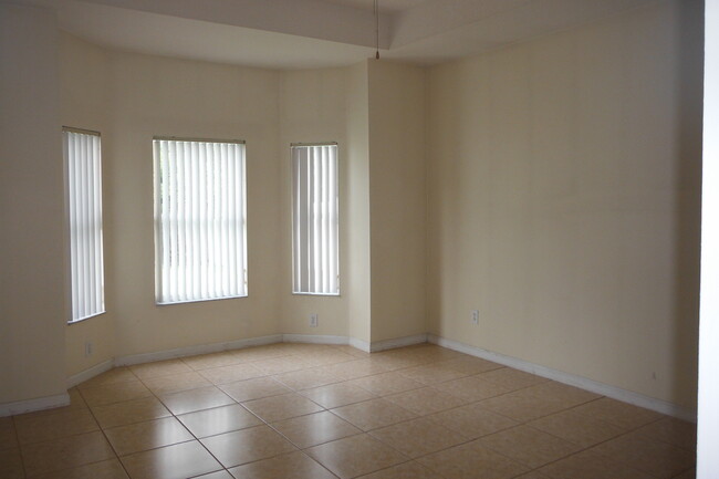 Foto del edificio - Spacious 4-Bedroom, 3-Bathroom Home with L...