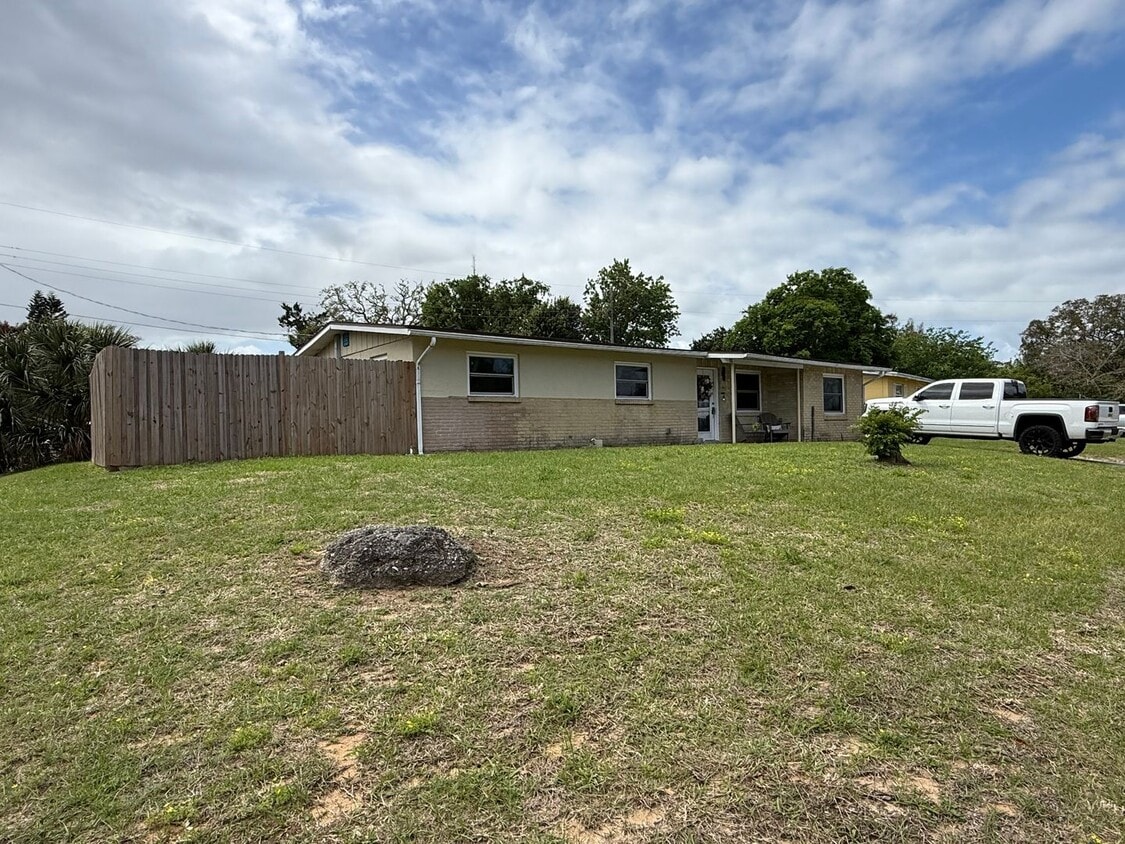 Spacious 4-bedroom, 2-bath pool home - Spacious 4-bedroom, 2-bath pool home