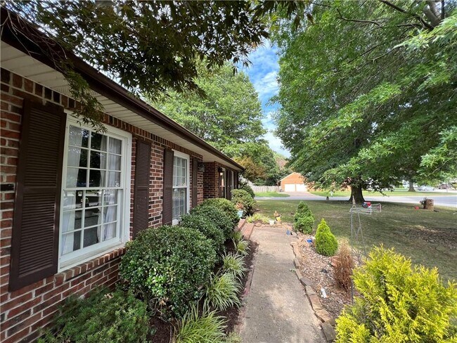 Building Photo - 1370 E Wimbledon Pl