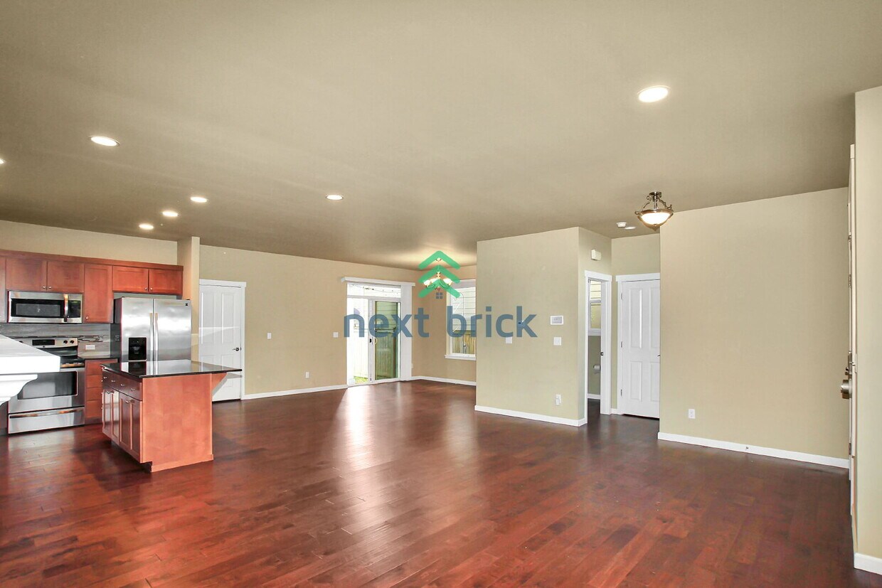 Primary Photo - 3 Bed and 2.5 Bath Single-family Home Avai...