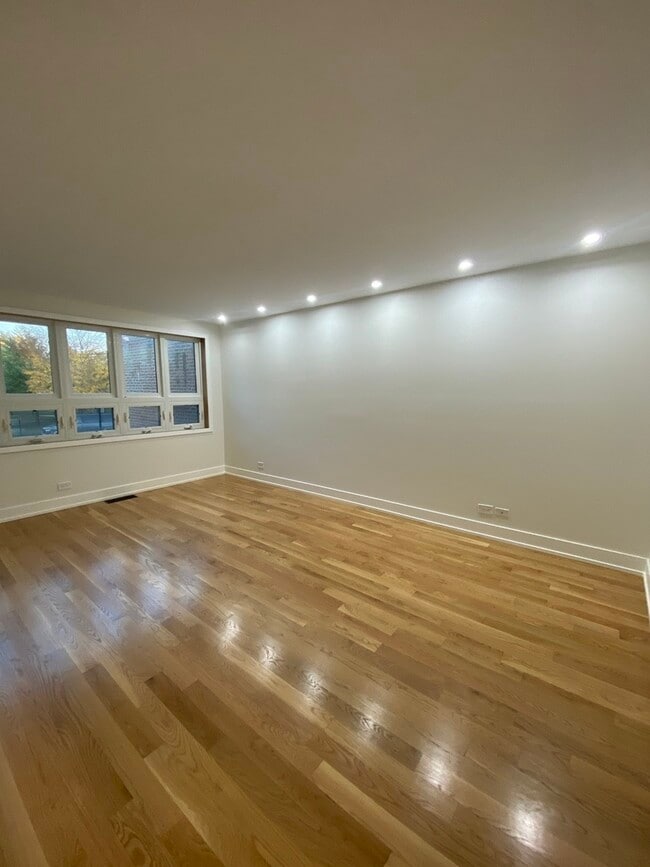 Building Photo - 3270 N Elston Ave