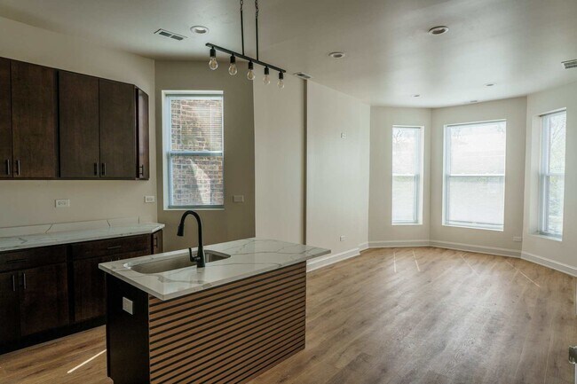 Foto del edificio - 6613 S Vernon Ave
