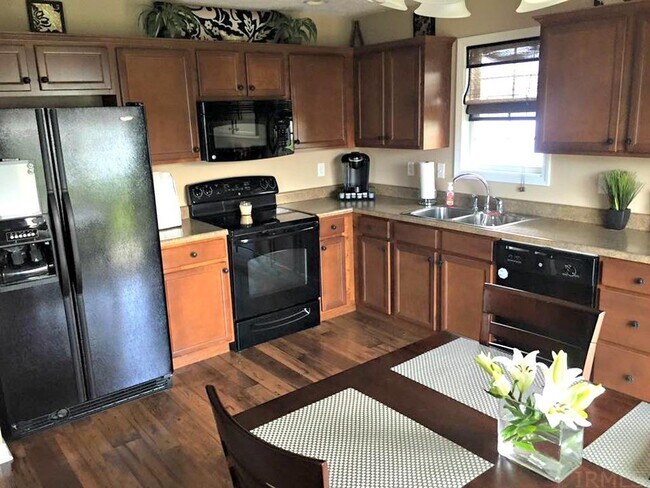 Building Photo - 4890 Imperial Dr