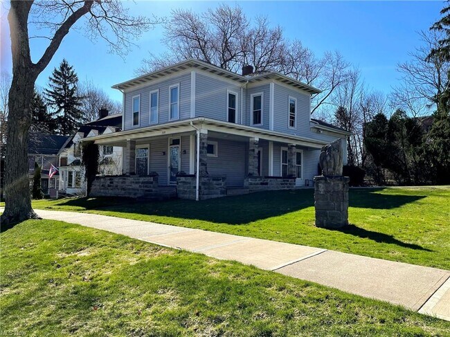 Building Photo - 208 N Hambden St