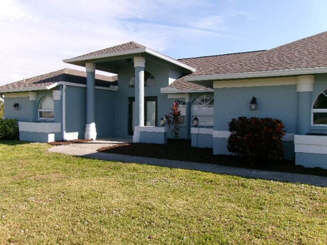 Building Photo - NW Spacious 3/2/2 on Saltwater Canal-Fish ...