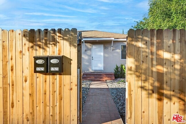 Foto del edificio - 17625 Burbank Blvd