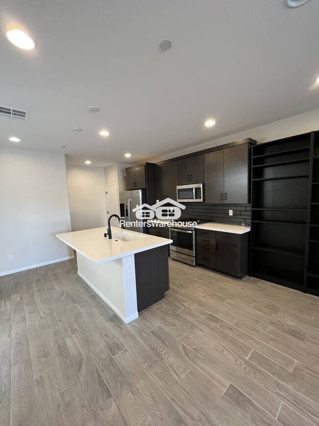 Building Photo - Rarely Available 3 Bedroom 2.5 Bath Spacious Town Home.