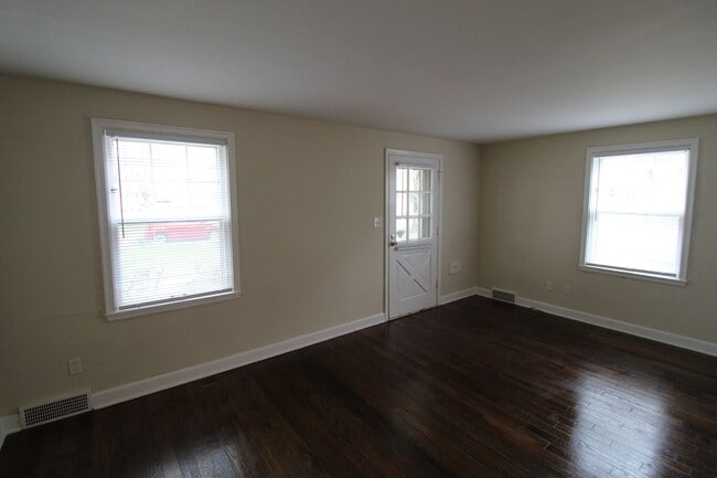 Building Photo - February FREE On This One Bedroom Duplex in North Kansas City