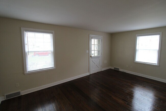 Foto del edificio - February FREE On This One Bedroom Duplex in North Kansas City
