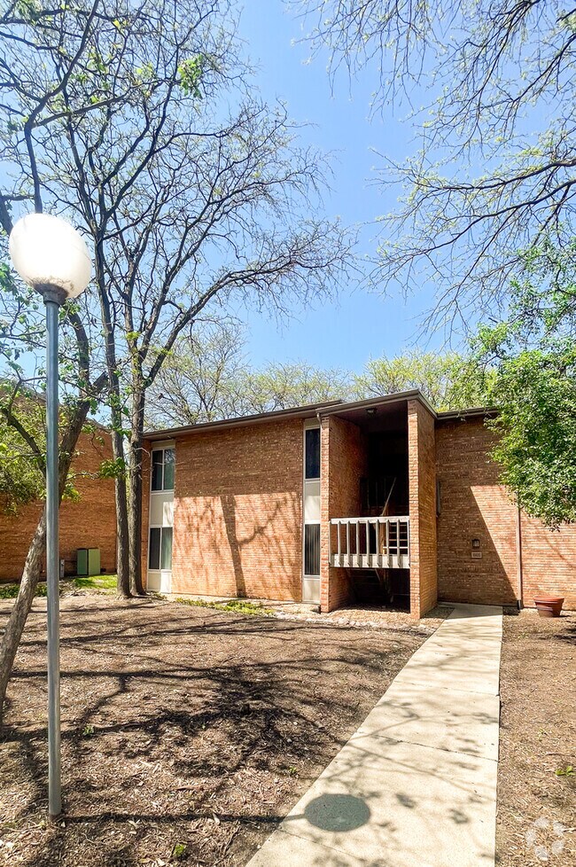 Building Photo - 1505 Fairway Dr