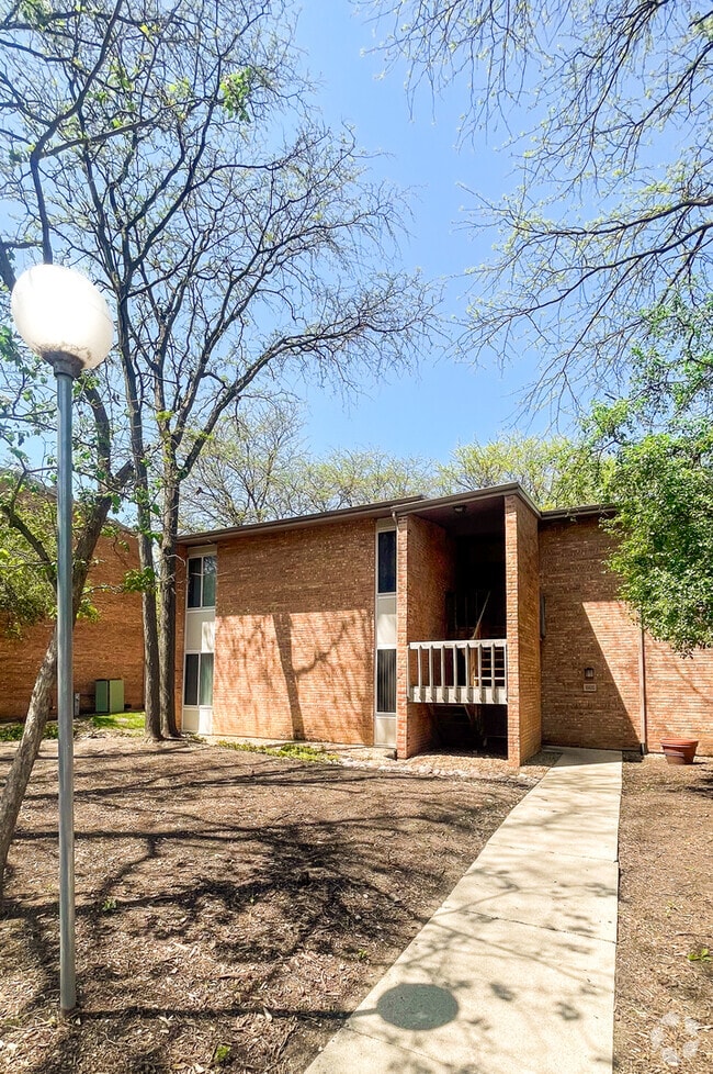 Building Photo - 1505 Fairway Dr