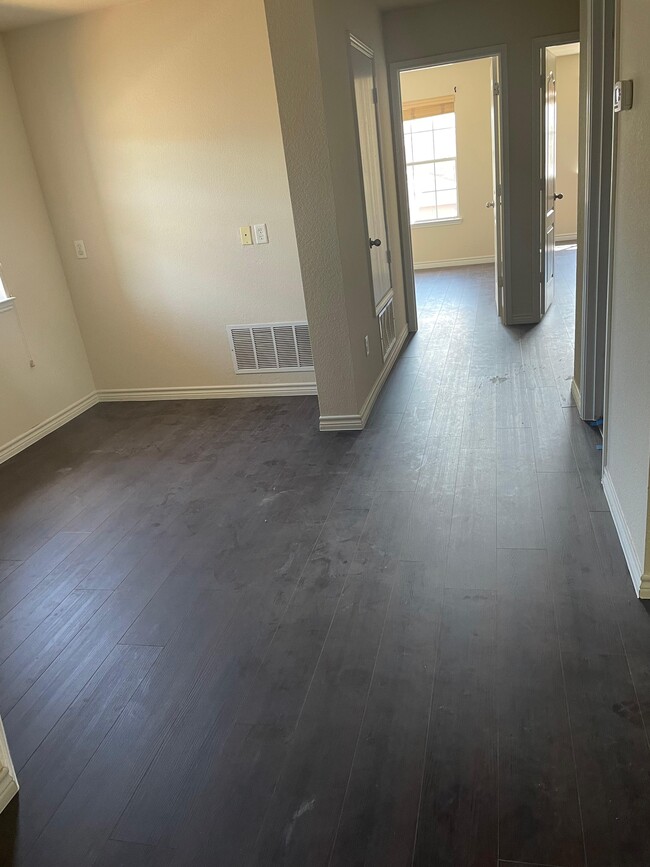 Foto del edificio - 6325 Cedar Falls Dr