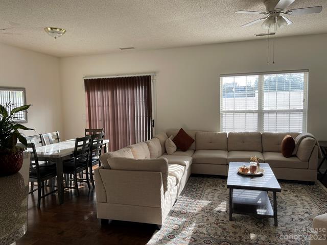 Foto del edificio - 8574 Carolina Lily Ln