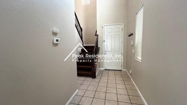 Building Photo - Spacious 4bd/2.5ba House with 2 Car Garage