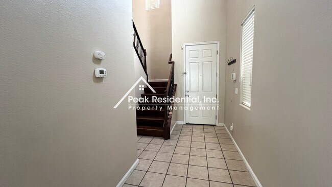 Foto del edificio - Spacious 4bd/2.5ba House with 2 Car Garage