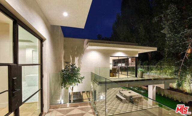 Foto del edificio - 1845 Franklin Canyon Dr