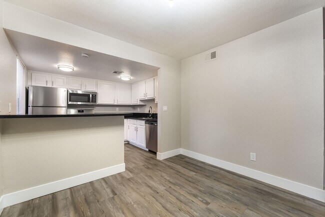 Foto del edificio - Modern Condo in Guard-Gated Community!