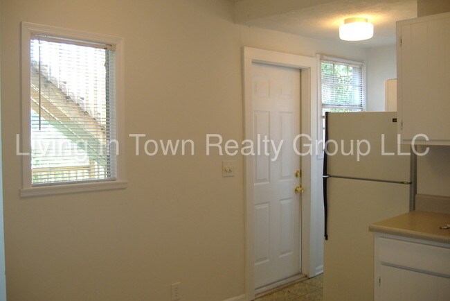 Building Photo - 547 Elmwood Dr NE