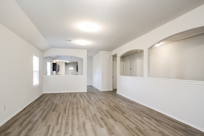 Foto del edificio - 8810 Lar Ree Oaks Cir