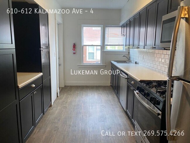 Foto del edificio - 610-612 Kalamazoo Ave-4
