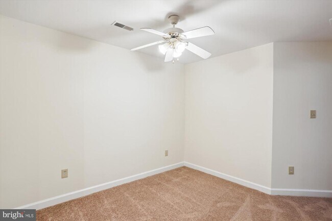 Building Photo - 3301 Sir Thomas Dr