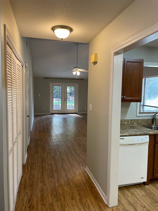 Foto del edificio - 7424 Huckleberry Ln